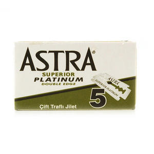 1 pacchetto da 5 lamette Astra Superior Platinum.